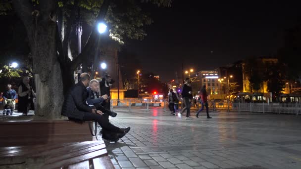 Night Istanbul Sultanahmet Square Lidé Chodí Odpočívat Lavičce Turecko Istanbul — Stock video