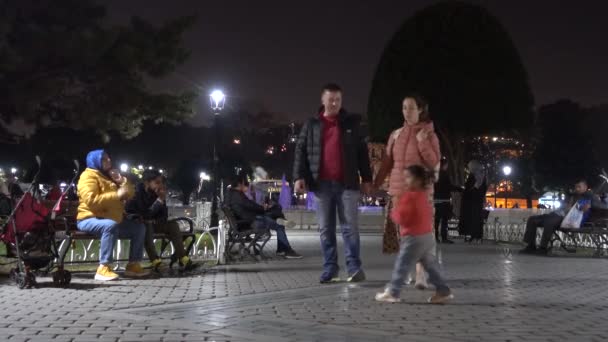 Nocny Istambuł Plac Sułtanahmeta Ludzie Odpoczywają Ławce Turcja Stambuł Wrzesień — Wideo stockowe