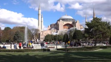 Sultanahmet Meydanı 'ndaki İstanbul Ayasofya' da insanlar bir bankta dinleniyor. Türkiye İstanbul Eylül 2021
