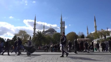 Sultanahmet Meydanı 'ndaki İstanbul Mavi Camii' nde insanlar bir bankta dinleniyor. Türkiye İstanbul Eylül 2021