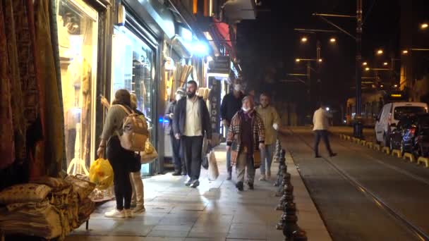 イスタンブールの夜 人々は通り スルタナハメット地区に沿って歩く トルコイスタンブール2021年9月 — ストック動画