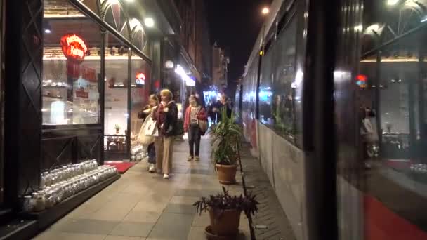 Isztambuli Éjszaka Emberek Sétálnak Utcán Sultanahmet Kerületben Törökország Isztambul 2021 — Stock videók