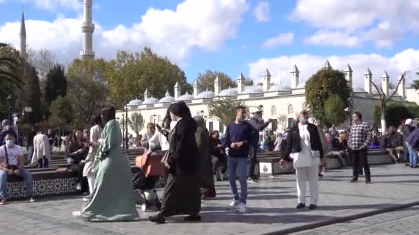 Istanbul Sultanahmet Piazza Gente Cammina Riposando Una Panchina Turchia Istanbul — Video Stock