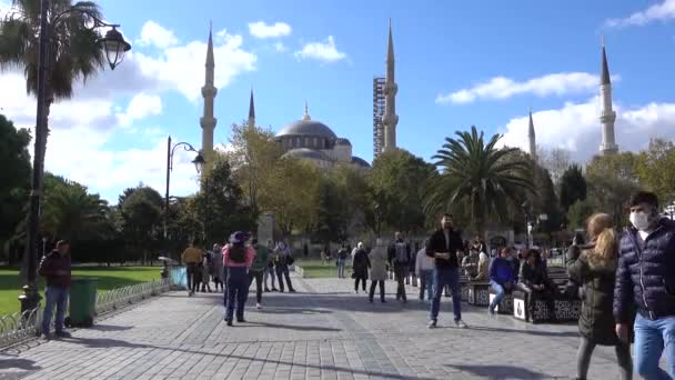 Estambul Mezquita Azul Plaza Sultanahmet Gente Está Caminando Descansando Banco — Vídeos de Stock