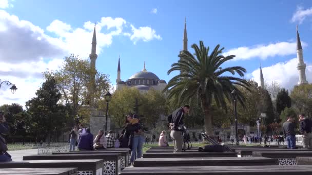 Istanbul Blue Moskén Sultanahmet Torget Folk Går Vilande Bänk Turkiet — Stockvideo