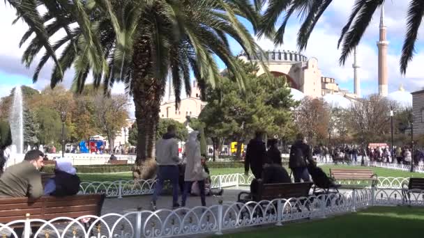 Istanbuls Hagia Sophia Auf Dem Sultanahmet Platz Menschen Gehen Auf — Stockvideo