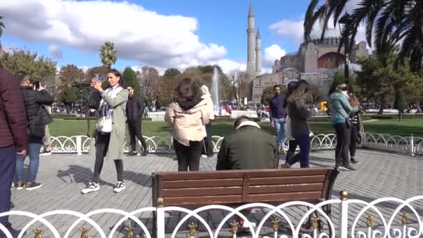 Istanbuls Hagia Sophia Auf Dem Sultanahmet Platz Menschen Gehen Auf — Stockvideo