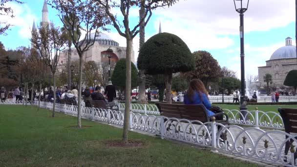 Stambuł Hagia Sophia Placu Sułtanahmeta Ludzie Odpoczywają Ławce Turcja Stambuł — Wideo stockowe