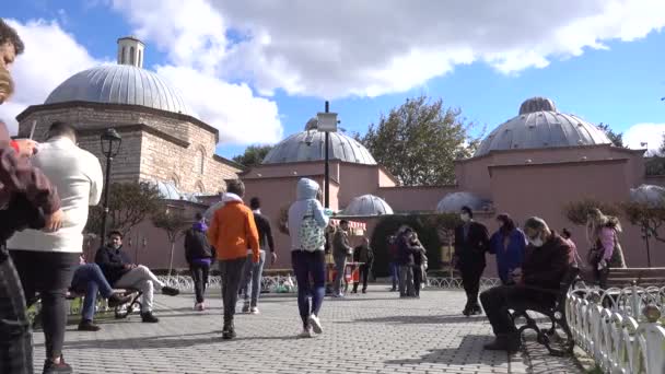 Estambul Plaza Sultanahmet Gente Está Caminando Descansando Banco Turquía Estambul — Vídeos de Stock