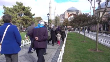 İstanbul Ayasofya Sultanahmet Meydanı 'nda, insanlar dinleniyor. Türkiye İstanbul Eylül 2021