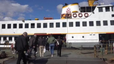 İstanbul Eminonu İskelesi, yolcular feribota binsin. Türkiye İstanbul Eylül 2021