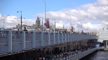 İstanbul, Galata Köprüsü balıkçılarla dolu, Galata Kulesi manzaralı. Türkiye İstanbul Eylül 2021 