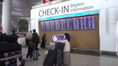 İstanbul Yeni Havalimanı, yolcular kalkış kuruluna baksın. Türkiye İstanbul Eylül 2021