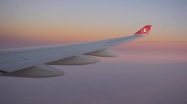 Türk Hava Yolları 'nın gökyüzünde bir uçak kanadı. Türkiye İstanbul Eylül 2021 