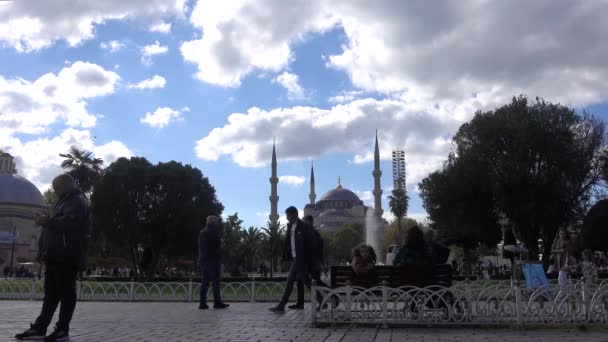 Istanbul Blue Mosque Sultanahmet Square People Walking Resting Bench Turkey — Stock Video