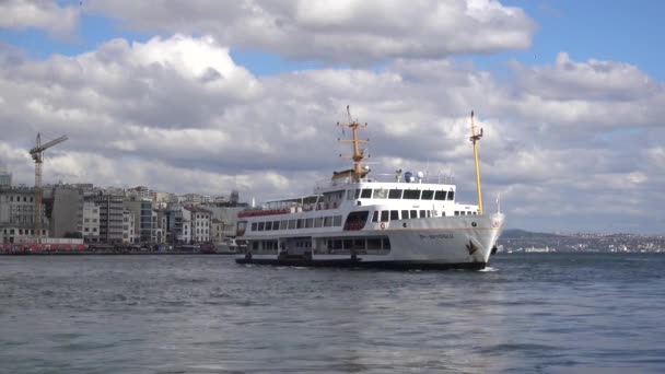 Κωνσταντινούπολη Επιβατηγό Πλοίο Διασχίζει Βόσπορο Τουρκία Κωνσταντινούπολη Σεπτέμβριος 2021 — Αρχείο Βίντεο