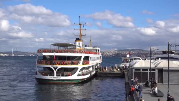 Molo Istanbul Eminonu Passeggeri Scendono Dal Traghetto Turchia Istanbul Settembre — Video Stock