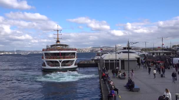 Istanbul Eminonu Dig Feribotul Pleacă Dig Turcia Istanbul Septembrie 2021 — Videoclip de stoc