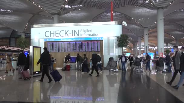 Lotnisko Stambule Pasażerowie Patrzą Tablicę Odlotów Turcja Stambuł Wrzesień 2021 — Wideo stockowe