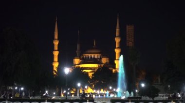 İstanbul gecesi, Mavi Cami Sultan Ahmet Maydan Çeşmesi. Türkiye İstanbul Eylül 2021