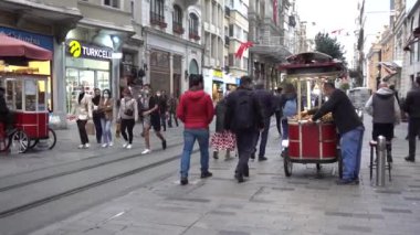 İstanbul İstiklal Caddesi, restoranları ve dükkanları olan en turist caddesi. Türkiye İstanbul Eylül 2021