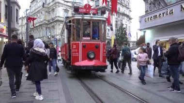 İstanbul İstiklal Caddesi geleneksel kırmızı tramvay. Türkiye İstanbul Eylül 2021