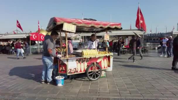 Verkäufer Von Gekochtem Mais Und Gerösteten Kastanien Eminonu Pier Istanbul — Stockvideo