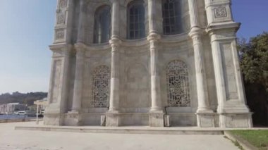 Boğazın kıyısındaki Ortakoy Camii. Türkiye İstanbul Eylül 2021