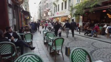İstanbul caddesi, açık kafe, şehir hayatı. Türkiye İstanbul Eylül 2021