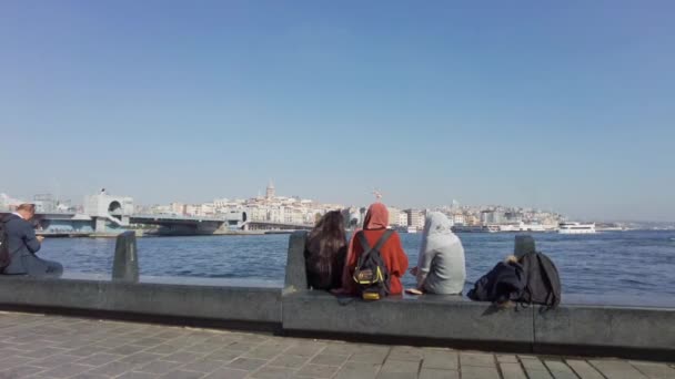 伊斯坦布尔埃米诺努码头的人正坐在海湾码头上 土耳其2021年9月 伊斯坦布尔 — 图库视频影像