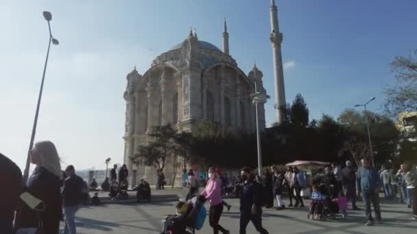 Ortakoy Mešita Lidé Chodí Sedí Náměstí Turecko Istanbul Září 2021 — Stock video