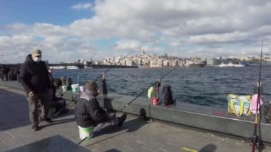 İstanbul, Eminonu rıhtımında balıkçılar balık tutuyor. Türkiye İstanbul Eylül 2021