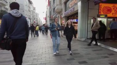 İstiklal Caddesi, en popüler alışveriş caddesi. Türkiye İstanbul Eylül 2021
