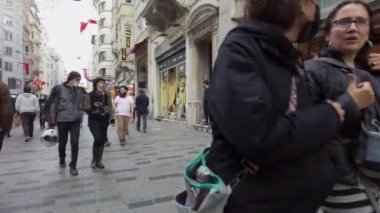 İstiklal Caddesi, en popüler alışveriş caddesi. Türkiye İstanbul Eylül 2021