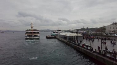 İstanbul Eminonu iskelesi, feribot rıhtımdan kalkıyor. Türkiye İstanbul Eylül 2021 
