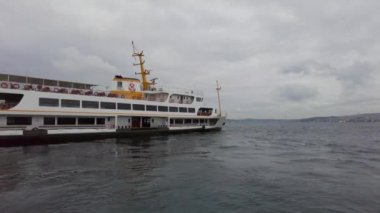 İstanbul 'daki İstanbul Boğazı' ndan yolcu feribotu kalkıyor. Türkiye İstanbul Eylül 2021