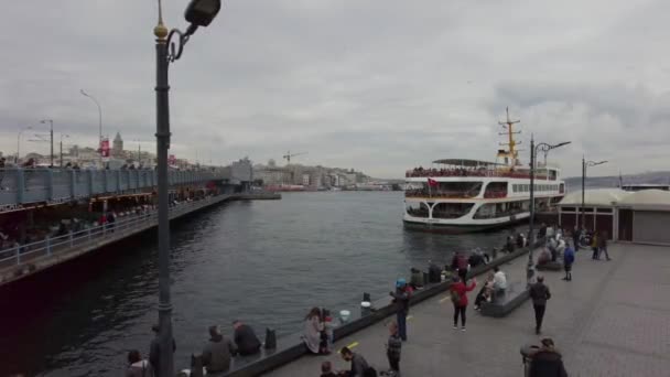 桟橋でボスポラス海峡を渡ってイスタンブールEminonu桟橋フェリー トルコイスタンブール2021年9月 — ストック動画