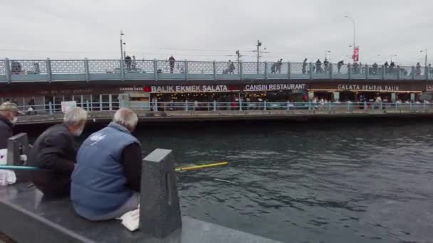 Istanbul Vissers Vissen Pier Van Eminonu Turkije Istanbul September 2021 — Stockvideo