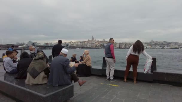 伊斯坦布尔埃米诺努码头的人土耳其2021年9月 伊斯坦布尔 — 图库视频影像