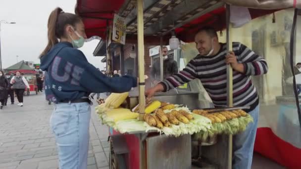 Продавец Вареной Кукурузы Жареных Каштанов Стамбул Турция Сентябрь 2021 Года — стоковое видео