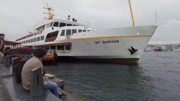 伊斯坦布尔埃米诺努码头在码头渡船土耳其2021年9月 伊斯坦布尔 — 图库视频影像