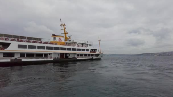 旅客フェリーはイスタンブールのボスポラスを航行する トルコイスタンブール2021年9月 — ストック動画
