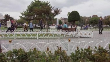 İstanbul Sultanahmet Meydanı, insanlar dinleniyor. Türkiye İstanbul Eylül 2021