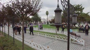 İstanbul Sultanahmet Meydanı, insanlar dinleniyor. Türkiye İstanbul Eylül 2021