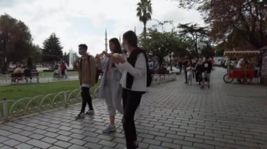 İstanbul Sultanahmet Meydanı, insanlar dinleniyor. Türkiye İstanbul Eylül 2021