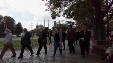 Sultanahmet Meydanı 'ndaki İstanbul Mavi Camii' nde insanlar dinleniyor. Türkiye İstanbul Eylül 2021