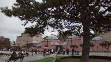 İstanbul Sultanahmet Meydanı, insanlar dinleniyor. Türkiye İstanbul Eylül 2021