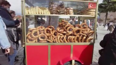 Simit, geleneksel Türk susamlı kraker. Türkiye İstanbul Eylül 2021