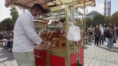 Simit büfesi, geleneksel Türk susamlı simit. Türkiye İstanbul Eylül 2021