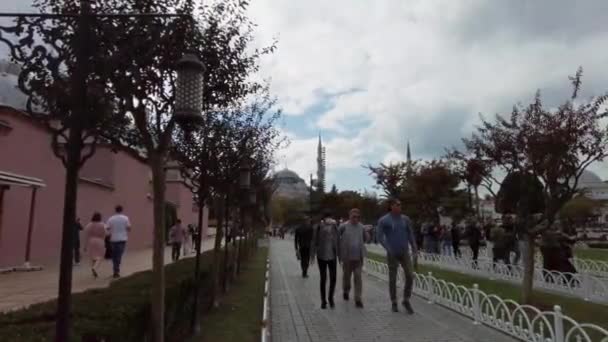 Mesquita Azul Istambul Praça Sultanahmet Pessoas Estão Andando Descansando Turquia — Vídeo de Stock